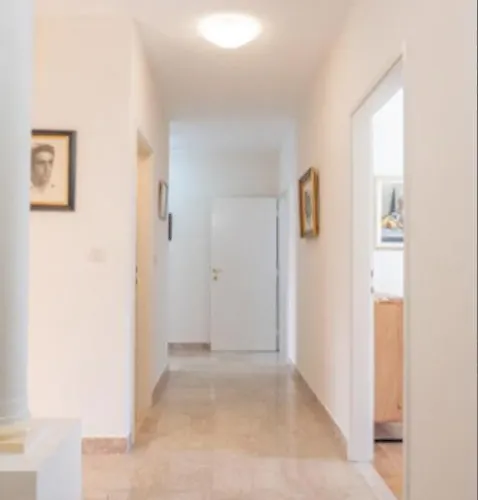 Lori Apartment Split